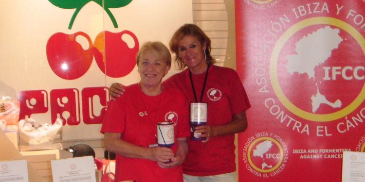 Helen Watson, la izquierda de la imagen, y Jacquie Perry, la nueva presidenta, a la derecha, en una actividad de IFF para recaudar fondos para la lucha contra el cáncer por el Día de la Bandera. Foto IFCC