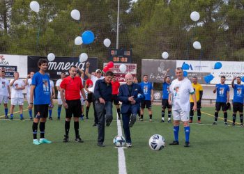 Imagen del homenaje a Toni Arabí y Abel Matutes en el campo municipal de Sant Rafel. Fotos: Sebastián Candela.