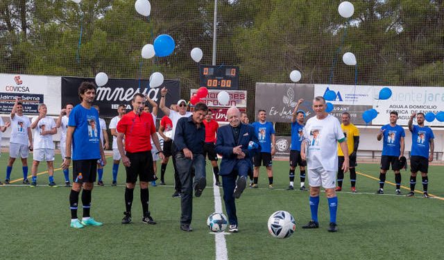 Imagen del homenaje a Toni Arabí y Abel Matutes en el campo municipal de Sant Rafel. Fotos: Sebastián Candela.