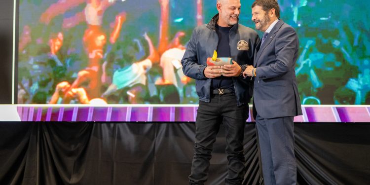 Yann Pissenem recibe el premio para Hï Ibiza. Foto Juan Carlos Flórez para Imam Comunicación
