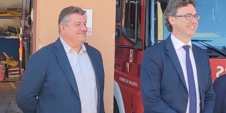 Juan Antonio Serra Ferrer, a la izquierda de la imagen, y Toni Costa en un acto celebrado el pasado lunes 20 de noviembre. Foto caib