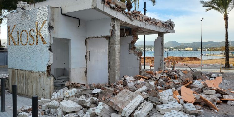 El klosko hoy, casi demolido por completo, donde irá ubicada la nueva oficina de la Policía Local y Guardia Civil.