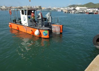 Un barco de los que hacen limpieza de las aguas del puerto de Ibiza de la APB