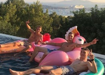 Verstappen, primero por la derecha, en unas vacaciones en Ibiza en 2018.