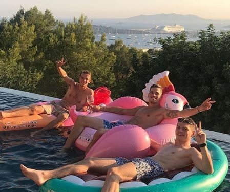 Verstappen, primero por la derecha, en unas vacaciones en Ibiza en 2018.
