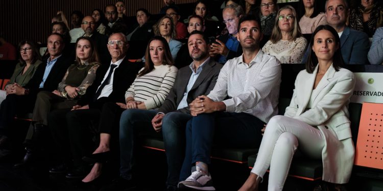 Miguel Tur, segundo por la izquierda en primera fila, ayer durante la primera jornada de Ingenion. Foto: Ayuntamiento de Santa Eulària