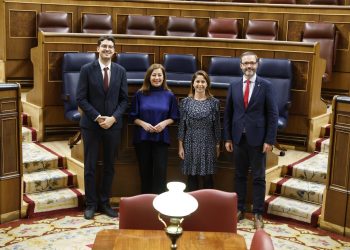 Herrera junto a la presidenta del Congreso, Francina Armengol, el diputado de Menorca, Pepe Mercadal, y el senador autonómico José Hila, antes del inicio de la sesión. Foto: FSE-PSOE