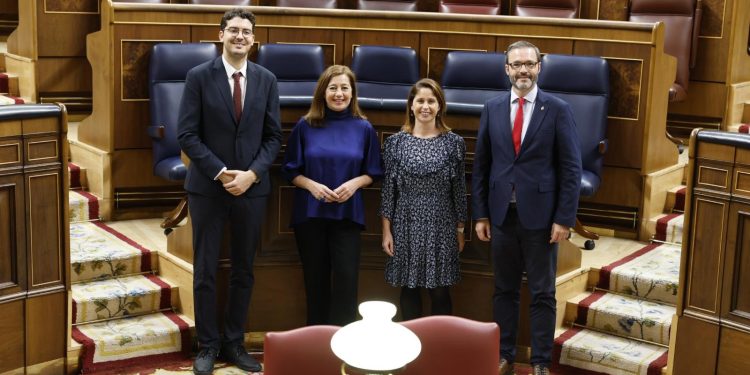 Herrera junto a la presidenta del Congreso, Francina Armengol, el diputado de Menorca, Pepe Mercadal, y el senador autonómico José Hila, antes del inicio de la sesión. Foto: FSE-PSOE