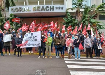 Imagen de archivo de una protesta en Coral Beach de 2021, cuando los trabajadores pedían que se subrogase a toda la plantilla tras el cambio de gestión de estos hoteles de Azuline a manos de Llum.