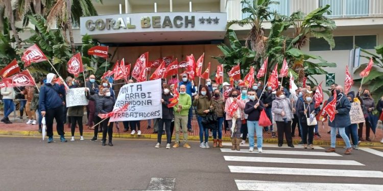 Imagen de archivo de una protesta en Coral Beach de 2021, cuando los trabajadores pedían que se subrogase a toda la plantilla tras el cambio de gestión de estos hoteles de Azuline a manos de Llum.