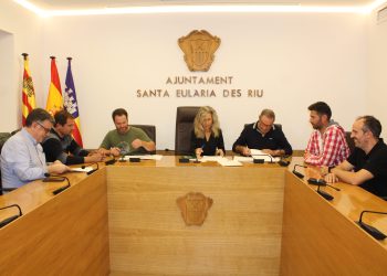 Firma de los convenios, que ha tenido lugar hoy. Foto: Ayuntamiento de Santa Eulària