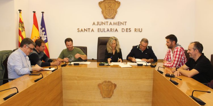Firma de los convenios, que ha tenido lugar hoy. Foto: Ayuntamiento de Santa Eulària