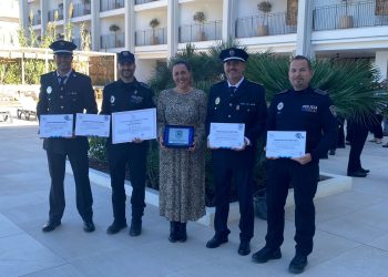 Els agents reben els reconeixements. Foto: Ajuntament de Sant Josep