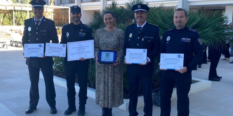 Els agents reben els reconeixements. Foto: Ajuntament de Sant Josep