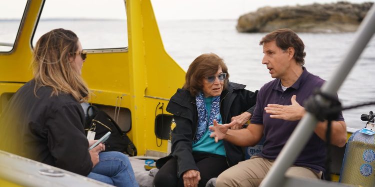 Sylvia Earle y Aniol Esteban, durante la excursión. Foto: Foro Marino