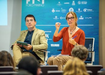 Esteban Morelle y Teresa Alcoverro, en la primera mesa redonda de la jornada. Foto: Foro Marino