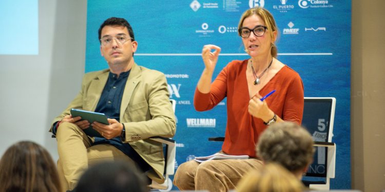 Esteban Morelle y Teresa Alcoverro, en la primera mesa redonda de la jornada. Foto: Foro Marino