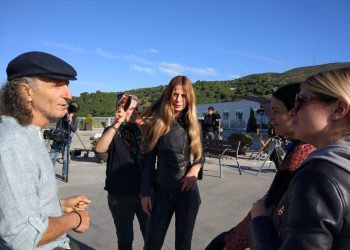 Una imagen del rodaje con Silke en el centro y el director a la izquierda. Los cuatro altares