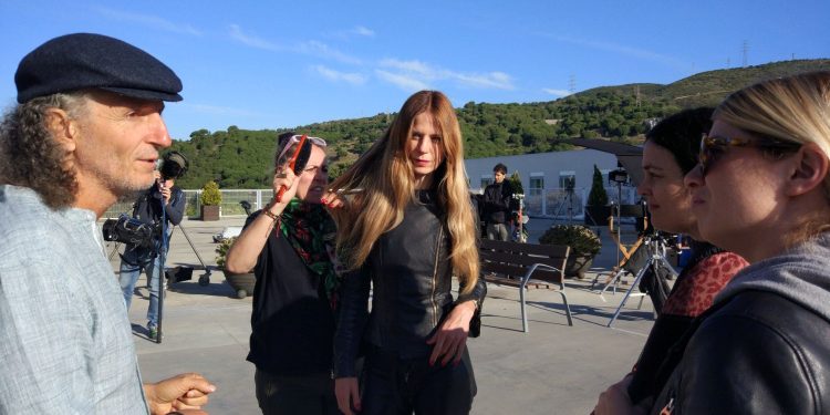 Una imagen del rodaje con Silke en el centro y el director a la izquierda. Los cuatro altares
