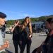 Una imagen del rodaje con Silke en el centro y el director a la izquierda. Los cuatro altares