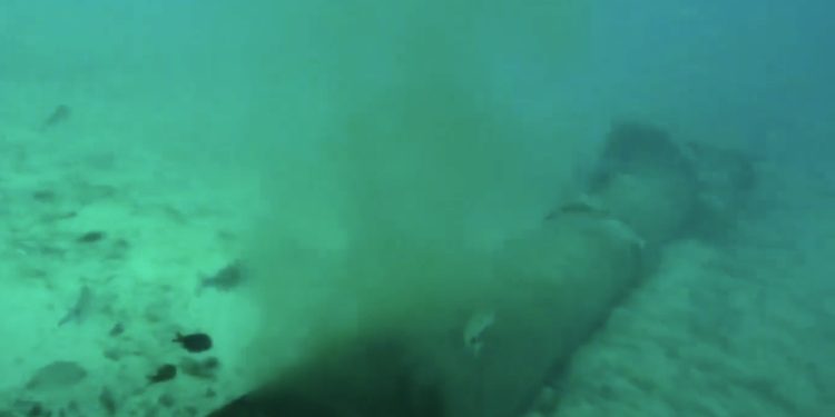 Uno de los agujeros del emisario de Caló de s'Oli