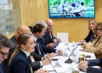 Al fondo, Vicent Marí durante uno de los encuentros de trabajo hoy en la WTM. Foto: Consell de Ibiza