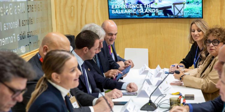 Al fondo, Vicent Marí durante uno de los encuentros de trabajo hoy en la WTM. Foto: Consell de Ibiza