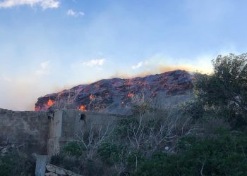 La montaña de restos ardiendo el pasado 20 de octubre.