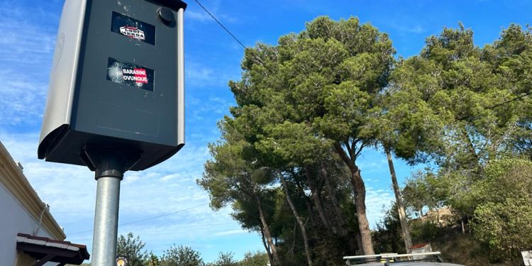 El radar de Sant Carles se encuentra instalado junto a Las Dalias, en la entrada al núcleo urbano de Sant Carles, y es uno de los que más multas acumula de Baleares. Fotos Noudiari