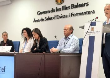 Garcerán, a la derecha de la imagen en el atril, presenta al nuevo equipo directivo del Área de Salud.