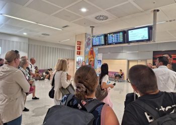Turistas en el aeropuerto de Ibiza. Imagen C. M.
