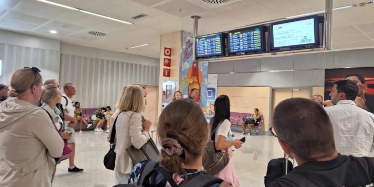 Turistas en el aeropuerto de Ibiza. Imagen C. M.