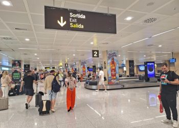 Turistas en el aeropuerto de Ibiza. Foto C. M.