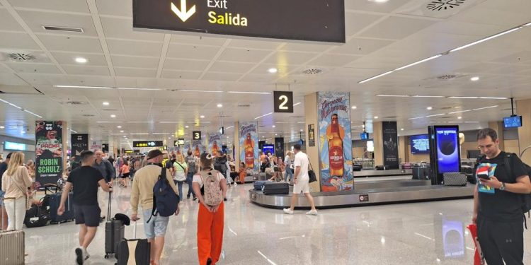 Turistas en el aeropuerto de Ibiza. Foto C. M.