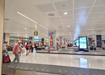 Turistas en el aeropuerto de Ibiza. Foto C.M.
