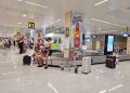 Turistas en el aeropuerto de Ibiza. Imagen C. M.
