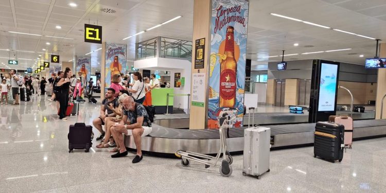 Turistas en el aeropuerto de Ibiza. Imagen C. M.