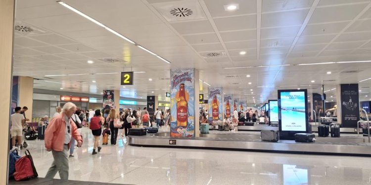Turistas en el aeropuerto de Ibiza. Foto C.M.