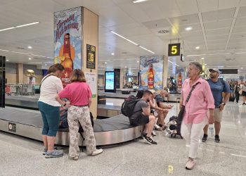Turistas en el aeropuerto de Ibiza. Imagen C. M.