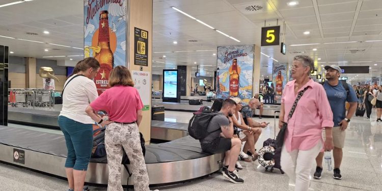 Turistas en el aeropuerto de Ibiza. Imagen C. M.