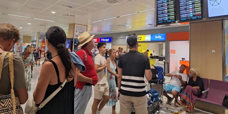 Turistas en el aeropuerto de Ibiza. Imagen C. M.