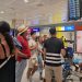 Turistas en el aeropuerto de Ibiza. Imagen C. M.