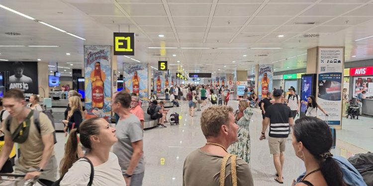Turistas en el aeropuerto de Ibiza. Imagen C. M.