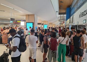 Turistas en el aeropuerto de Ibiza. Foto C. M.
