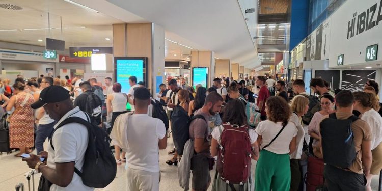 Turistas en el aeropuerto de Ibiza. Foto C. M.