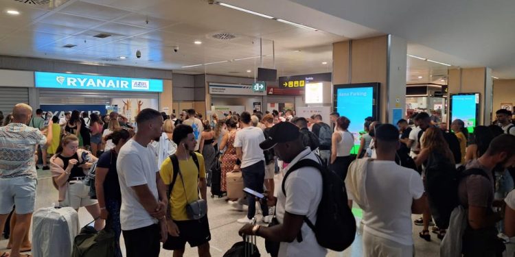 Turistas en el aeropuerto de Ibiza. Foto C. M.
