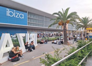 Turistas en el aeropuerto de Ibiza. Imagen C. M.