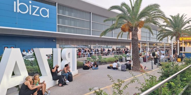 Turistas en el aeropuerto de Ibiza. Imagen C. M.