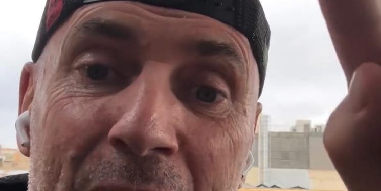 Dani Esteve, jefe de Comando Desokupa, en el vídeo en el que amenaza al presunto maltratador.