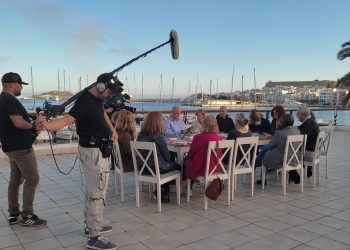El equipo de 'Un país para leerlo' grabó en las instalaciones del Club Náutico de Ibiza con las personas que integran el club de lectura 'Tinta de mar'. Imagen cedida a Noudiari por la producción del programa